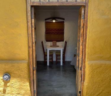 Chacras de Coria Apartamento | ocre y madera