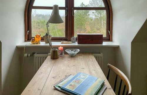 Skalstrup Casa | Octagonal Thatched Forest House Near Herning