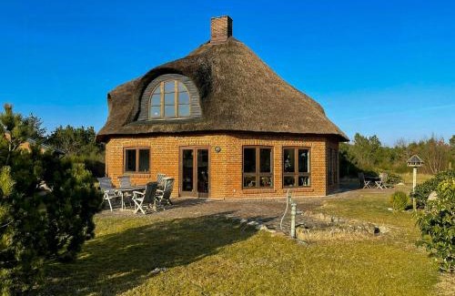 Skalstrup Casa | Octagonal Thatched Forest House Near Herning