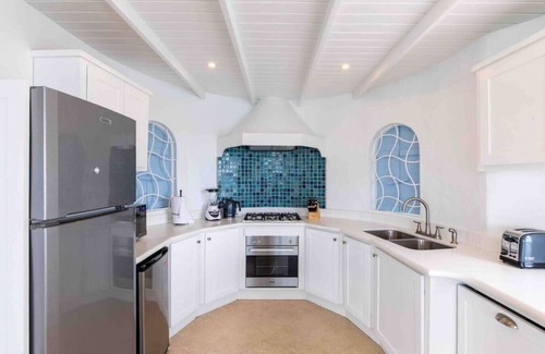 Trouya Villa | ¡Guauu! Completamente remodelado 3BR / 2BA villa frente al mar con piscina, aire acondicionado, WiFi, 3 reyes