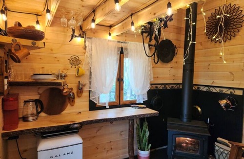 Bracebridge Casa | "Oda" Log Cabin with Cedar Hot Tub & Sauna on wood
