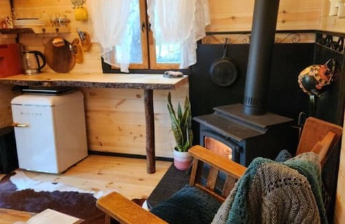 Bracebridge Casa | "Oda" Log Cabin with Cedar Hot Tub & Sauna on wood