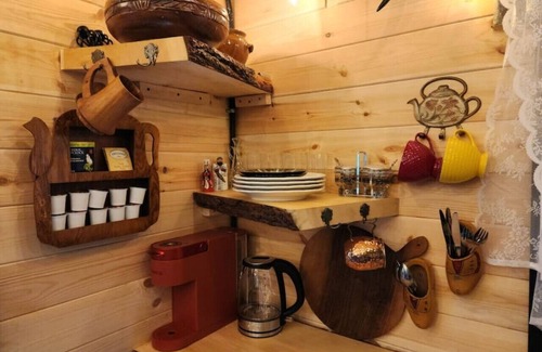 Bracebridge Casa | "Oda" Log Cabin with Cedar Hot Tub & Sauna on wood