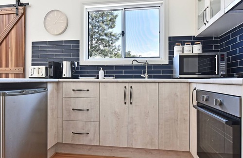 Cessnock Casa | Odyssean Farmstay Cabin - Romantic Getaway, Roche Concert Bus Route & Nearby Wineries