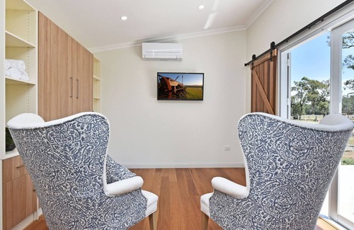 Cessnock Casa | Odyssean Farmstay Cabin - Romantic Getaway, Roche Concert Bus Route & Nearby Wineries