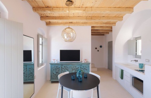 Milos Apartamento | Odyssey Rock