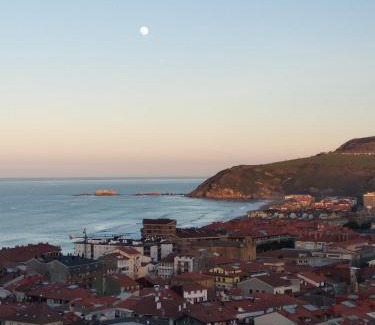 Zarautz Apartamento | OFERTA ESPECIAL ÚLTIMA HORA - SARAKATUA15 - vistas espectaculares - familias y parejas - 2 dormitorios independientes - amplio salón cocina comedor - tarjeta parking OTA GRATIS - Julio y agosto estancia mínima 7 noches de domingo a domingo -