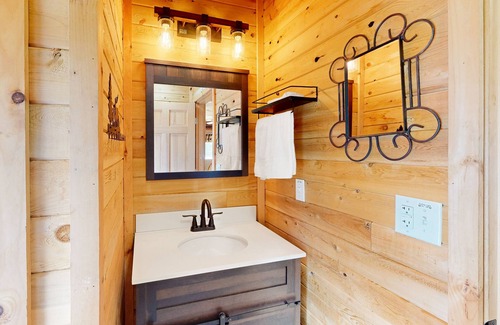 Bingham Casa | Off-Grid Cabin, 25 Acres, Firepit, Trails, Dogs Ok