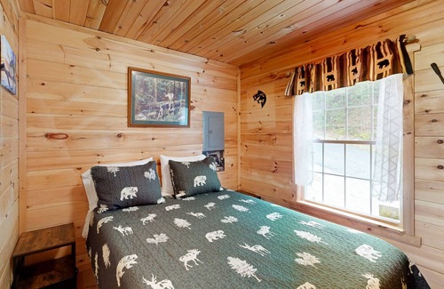 Bingham Casa | Off-Grid Cabin, 25 Acres, Firepit, Trails, Dogs Ok