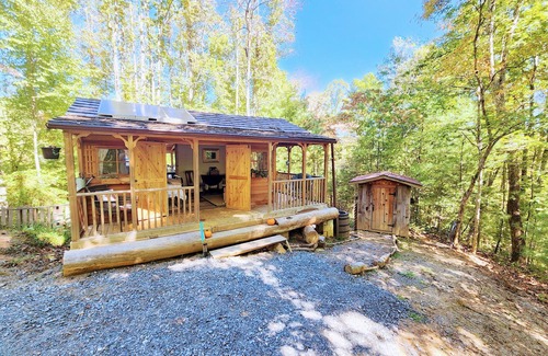 Marshall Cabina | Off-Grid Cabin-Appalachia Glamping-30 Min to AVL-4WD Needed - NO Cleaning Fee!