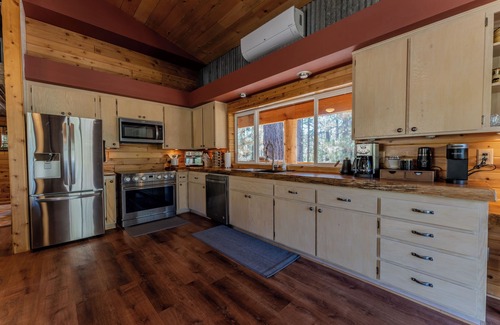 Springville Casa | Off-grid cabin with waterfall views at Peppermint Falls Ranch
