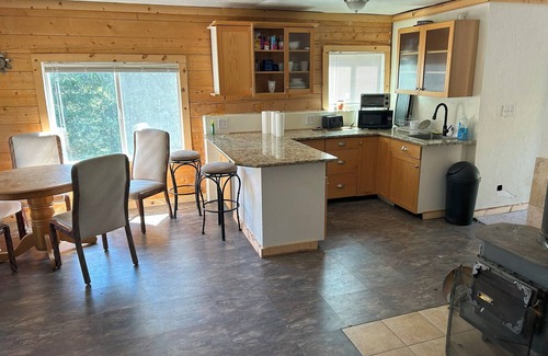 Lowman Cabina | Off Grid Cabin With WIFI! Surrounded by hiking trails, beautiful scenery