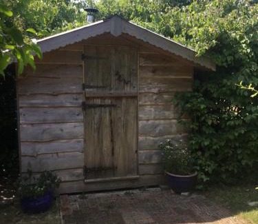 Langport Casa | Off grid chalet . HOT TUB & SAUNA. Kid friendly.