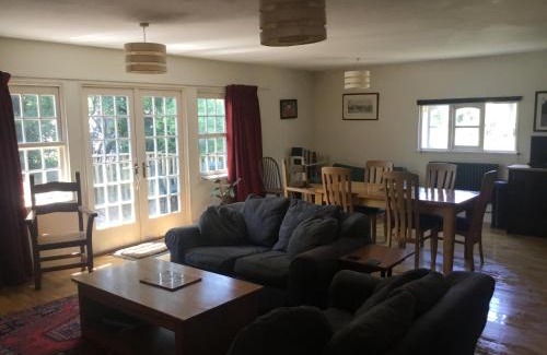Langport Casa | Off grid chalet . HOT TUB & SAUNA. Kid friendly.
