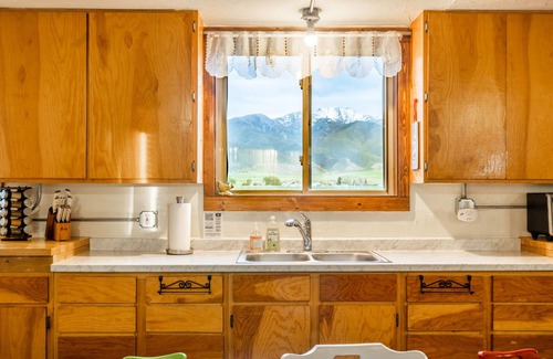 Whitehall Otro | Off-grid farm stay with million-dollar mountain views!
