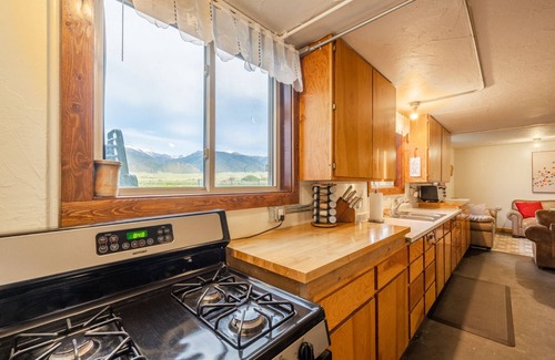Whitehall Otro | Off-grid farm stay with million-dollar mountain views!