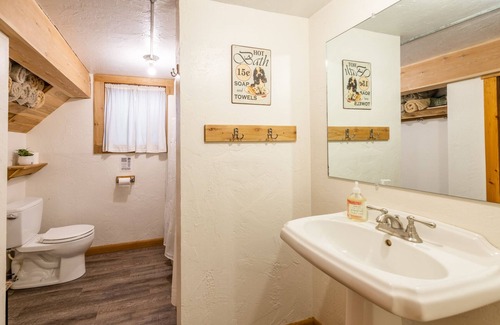 Whitehall Otro | Off-grid farm stay with million-dollar mountain views!