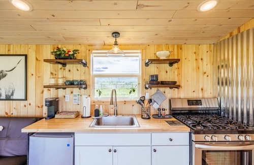 Whitehall Otro | Off-grid farm stay with spectacular mountain views!