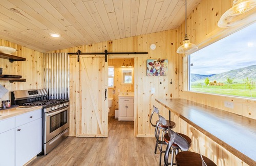 Whitehall Otro | Off-grid farm stay with spectacular mountain views!