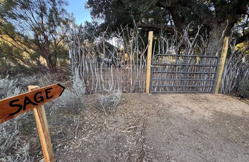 Warner Springs Cabina | Off Grid Petfriendly sanctuary surrounded by ancient oaks with fenced yard.