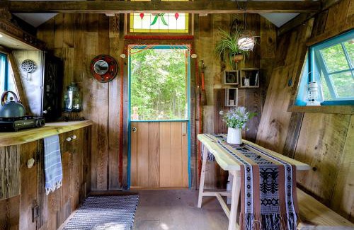 Roxbury Casa | Off-Grid Rustic Glamping Experience Ideal to Reconnect in NY