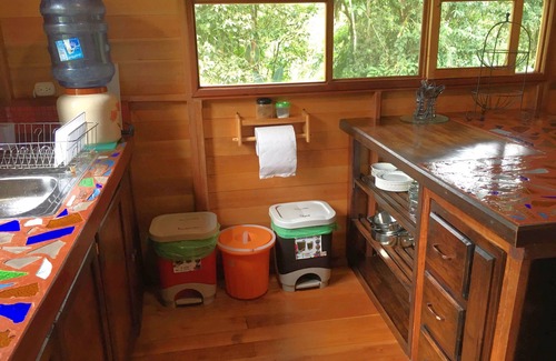 Mindo Cabaña | Casa solar fuera de la red con piscina natural y sauna en el campo de Mindo