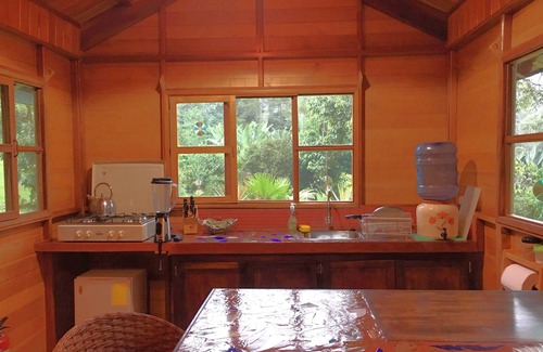 Mindo Cabaña | Casa solar fuera de la red con piscina natural y sauna en el campo de Mindo