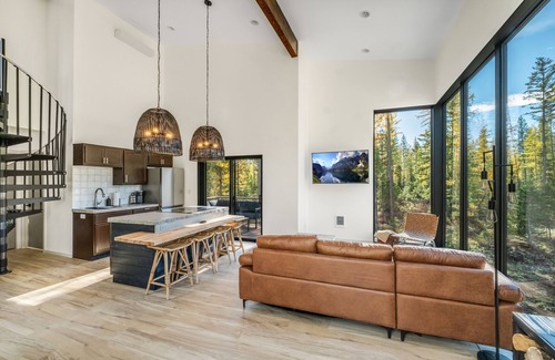 Columbia Falls Casa | Off Grid Stays 'The Box' #3