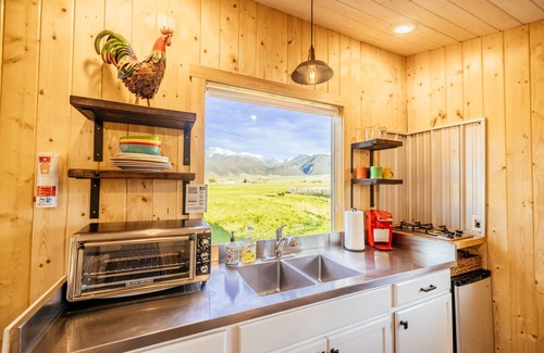Whitehall Otro | Off-grid tiny home farm stay with incredible mountain views!