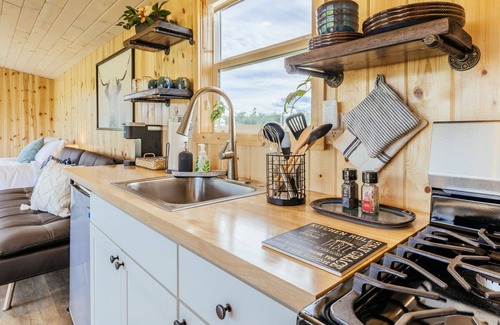 Whitehall Otro | Off-grid tiny home in apple orchard with million-dollar mountain views!