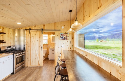 Whitehall Otro | Off-grid tiny home in apple orchard with million-dollar mountain views!