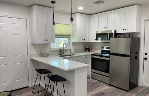 Brandon Casa | Off of I-75 and SR-60, newly renovated 1 bedroom unit mins to Airport/Downtown.