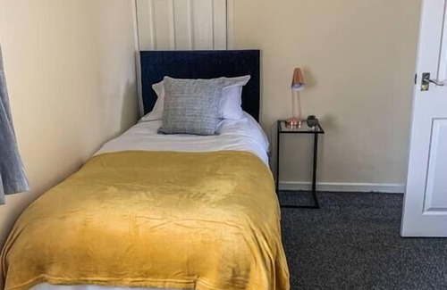Mynyddbach Apartamento | Off Road Parking, Garden, Tv's in bedrooms