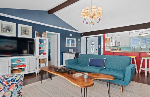 City-by-the Sea Casa | Off the Charts | Canal Front, Boat Dock + Kayaks!