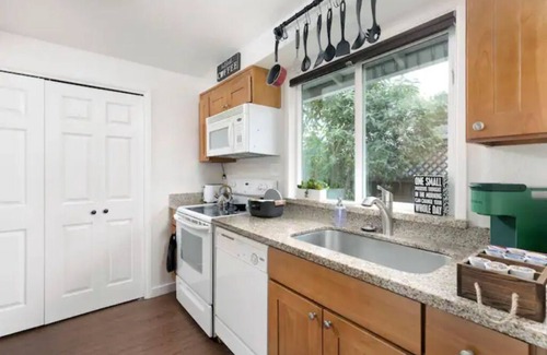 Vancouver Casa | Off the Fairway on Fairmount 2 Bd 1 Bth