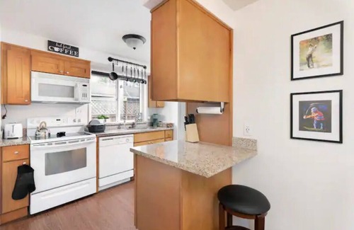Vancouver Casa | Off the Fairway on Fairmount 2 Bd 1 Bth