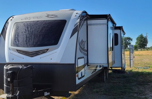 Chaves County Casa | "Off-the-grid" Jayco 32KBS White Hawk camper trailer