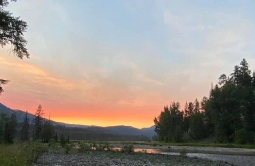 Beaverdell Alquiler De RV | Off The Grid R&R On The Kettle Valley River