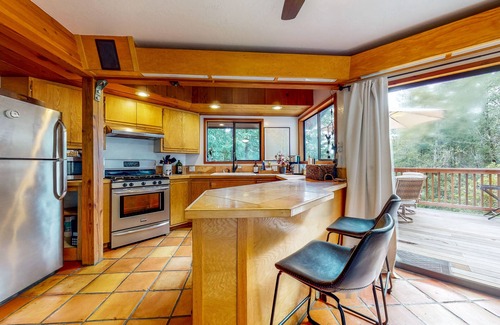 Timber Cove Casa | Off-the-grid tower retreat with private hot tub & scenic deck - dog-friendly