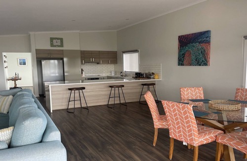 Lake Wangary Casa | Off The Net - New listing - Esplanade property with views of the channel
