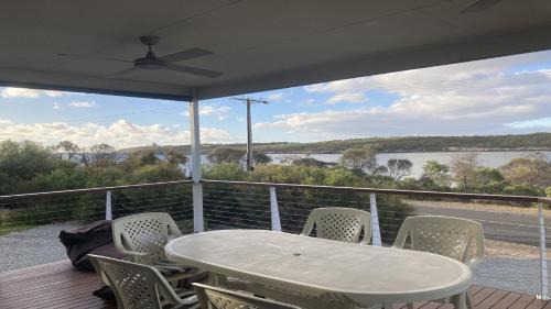Lake Wangary Casa | Off The Net - New Listing - Esplanade Property With Views Of The Channel