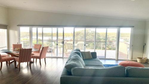 Lake Wangary Casa | Off The Net - New Listing - Esplanade Property With Views Of The Channel