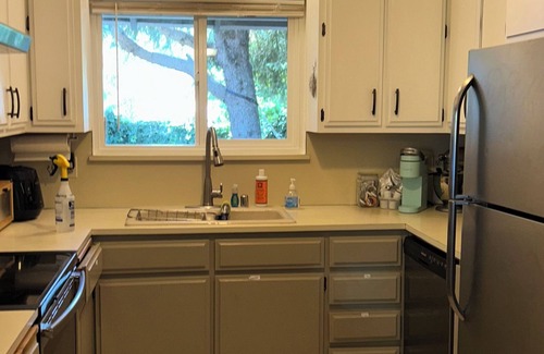 Dunsmuir Casa | Offers single guests & groups a quiet stay near Mt. Shasta, fuel & amenities.