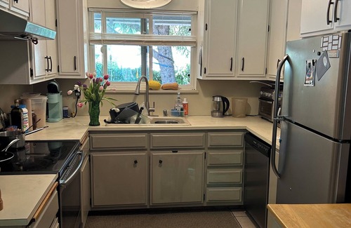 Dunsmuir Casa | Offers single guests & groups a quiet stay near Mt. Shasta, fuel & amenities.