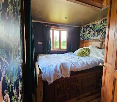Brentwood Otro | offgrid showmans caravan