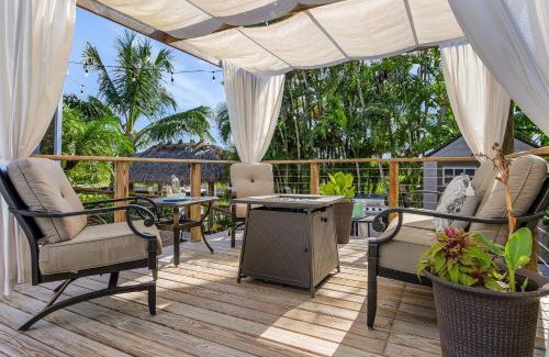 Caloosahatchee Casa | OH! What a Villa - Sunsets, Saltwater Pool, Hot tub, Tiki Hut, Dock - Villa Coastal Cottage- Roelens