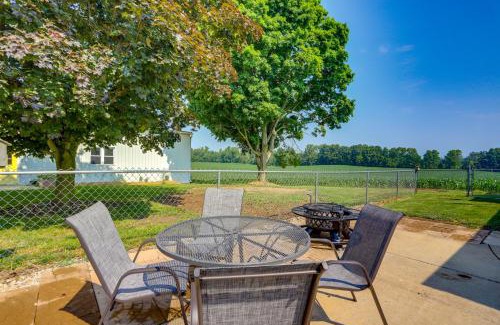 New Haven  Huron County Casa | Ohio Farmhouse Retreat with Fire Pit and Patio