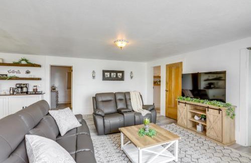 New Haven  Huron County Casa | Ohio Farmhouse Retreat with Fire Pit and Patio