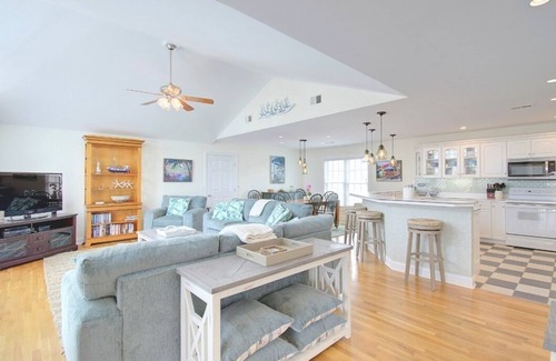 Ocean Isle Beach Casa | OIB Views! Easy beach access, linens included, double backyard, community pool.
