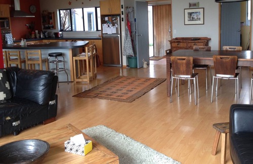 Raglan Casa | Okete Landing - Retiro de estilo de vida en el puerto de Raglan con cancha de tenis de hierba.